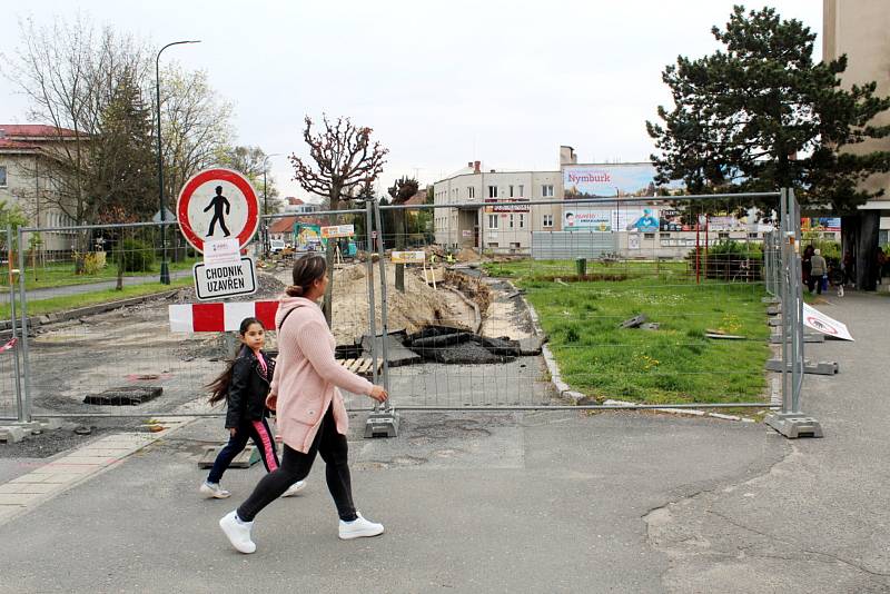 Problémy se stavbou dvou kruhových objezdů u nemocnice v Nymburce neberou konce.