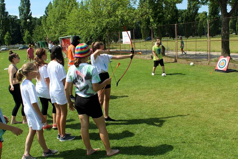 Sportovní týden pro nymburské děti připravili organizátoři na nymburském Vesláku. Ve středu dorazili šesťáci ze všech základních škol.
