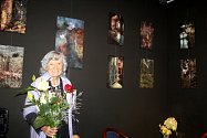 Z vernisáže nymburské všestranné umělkyně Evy Hrubé ve foyeru Hálkova divadla.