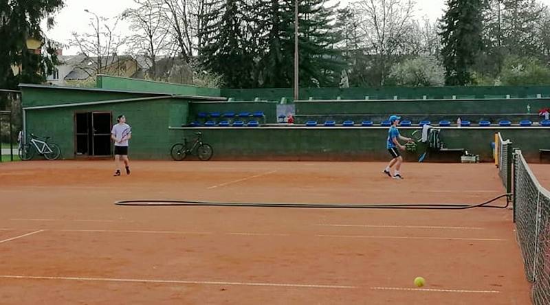 Z tréninku dětí na tenisových antukových kurtech v Poděbradech.