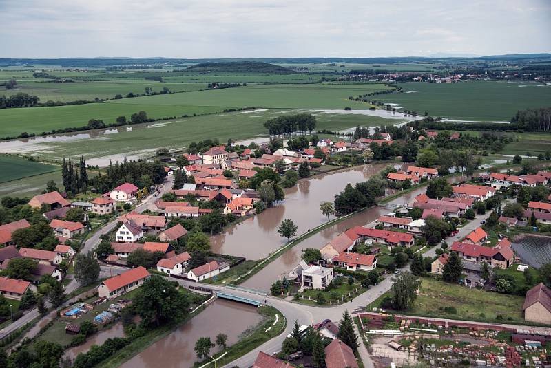 Letecký snímky povodně na Nymbursku v roce 2013: Vestec.