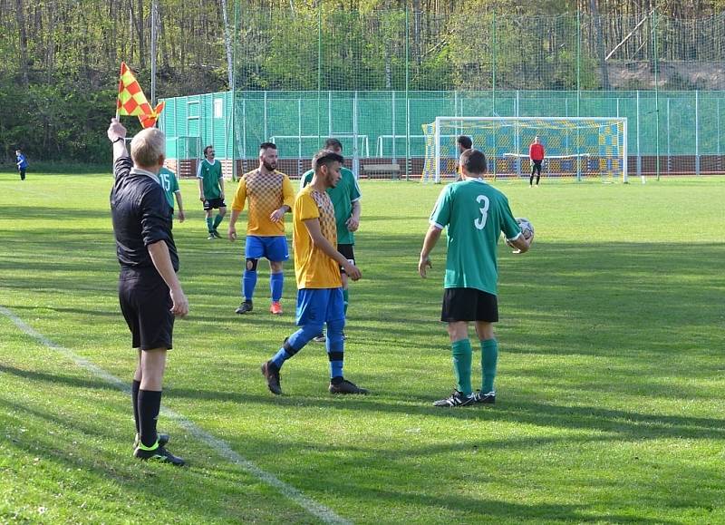 Z fotbalového utkání okresního přeboru Všejany - Třebestovice (3:2)