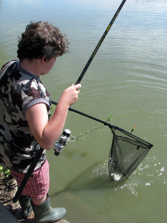 Na nymburské Rémě si užívá rybaření na týdenním táboře 22 kluků.