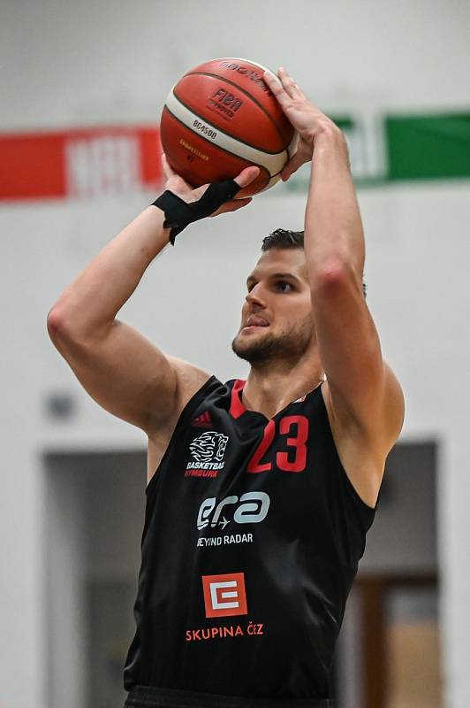 Z basketbalového utkání Kooperativa NBL Kolín - Nymburk (86:91)