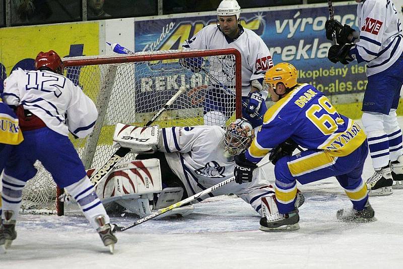 Z hokejového utkání 2. ligy Nymburk - Kolín 5:2.