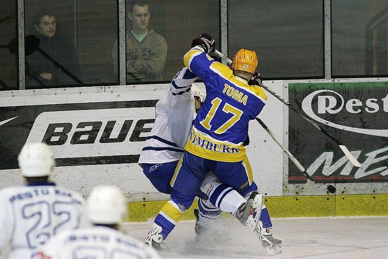 Z hokejového utkání 2. ligy Nymburk - Kolín 5:2.