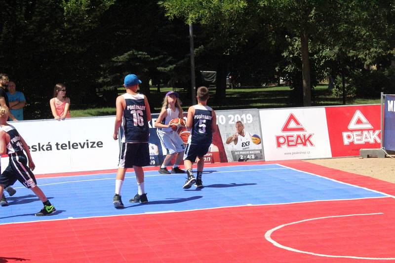 Mezinárodní turnaj v basketu tři na tři se hrál na poděbradské kolonádě.