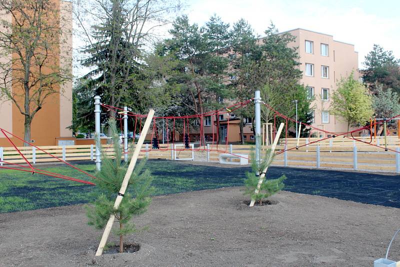 Dokončované hřiště s relaxační plochou v zadní části jankovického sídliště.