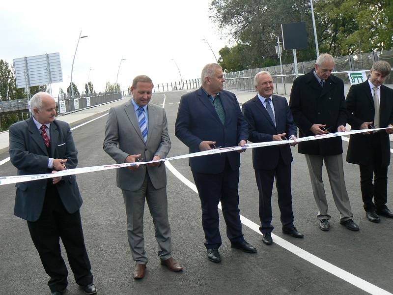 Slavnostní otevření poděbradského nadjezdu ve středu před polednem