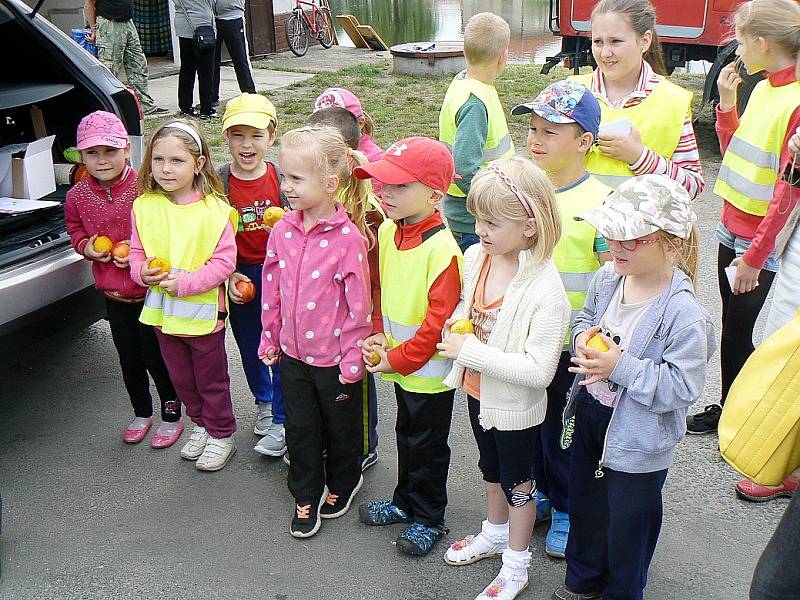 Při dopravní akci asistovaly děti z Kostelní Lhoty