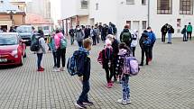 Návrat žáků druhého stupně do školy. Někteří školáci ze ZŠ Tyršova v Nymburce z toho příliš nadšení nebyli.