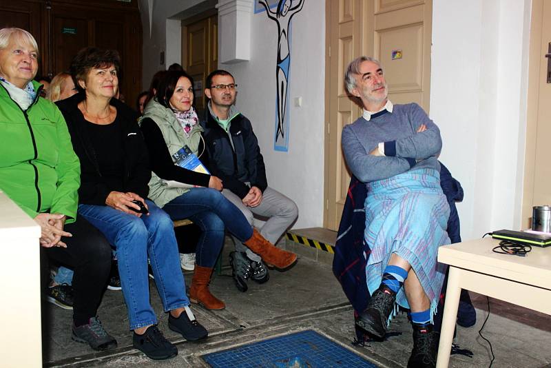 Na letošní Noci literatury v Nymburce četli novinář Jan Tuna a herci Vincent Navrátil. Nela Boudová a Petr Vacek.