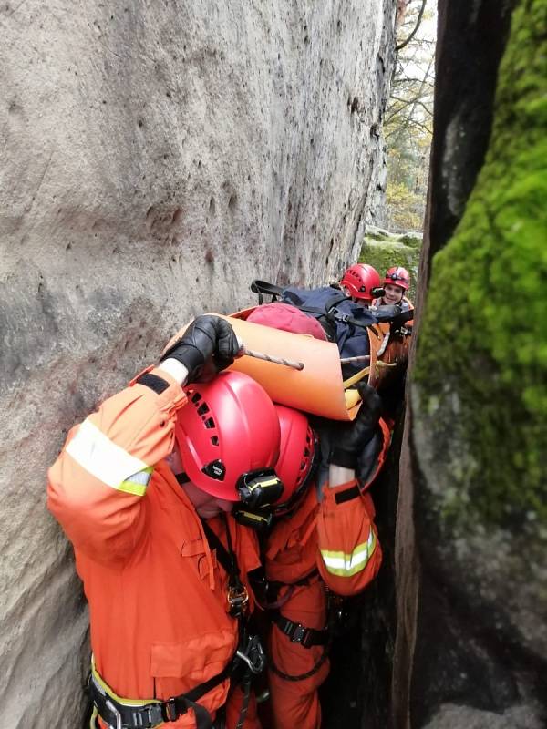 Z náročného výcviku hasičů pro zásah ve skalách.