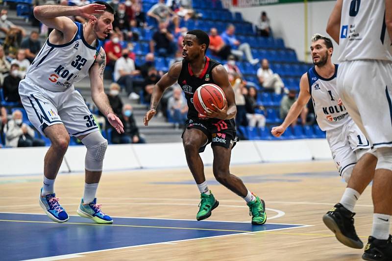 Z basketbalového utkání Kooperativa NBL Kolín - Nymburk (86:91)