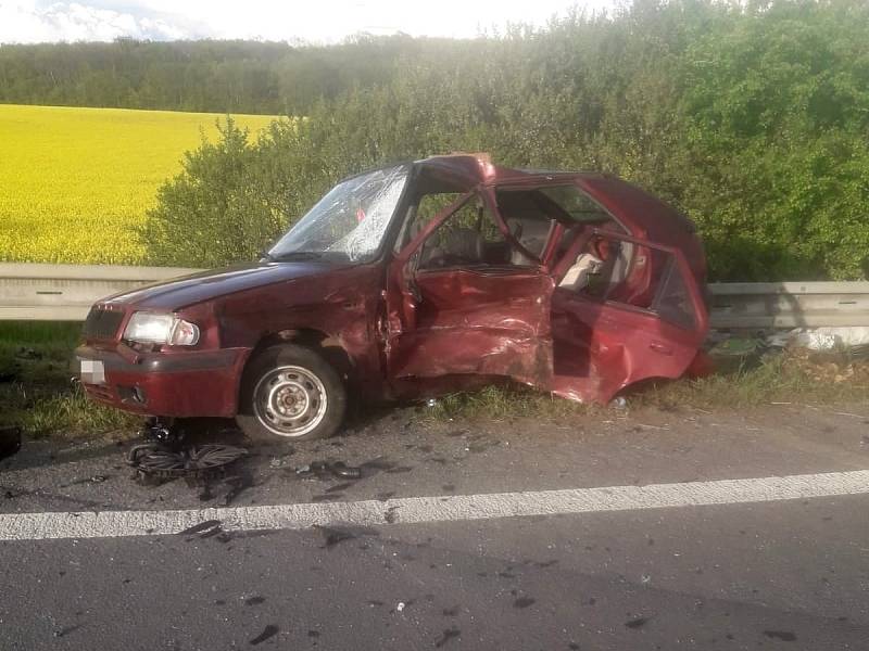 U obce Chotěšice se srazila dvě osobní auta.