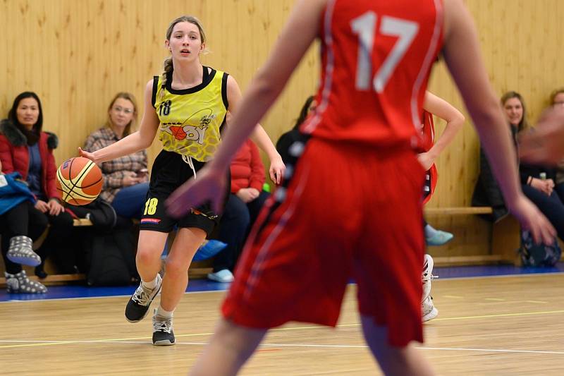 Z basketbalového utkání Středočeského přeboru starších minižákyň U13 Sadská - Mladá Boleslav (119:12)