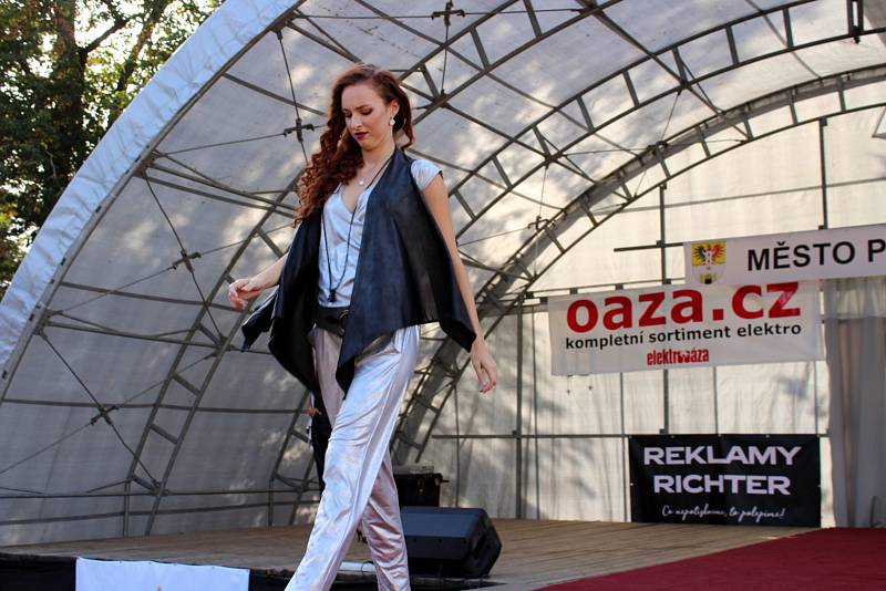 Finalistky Miss České republiky defilovaly v Poděbradech u lázeňské kolonády.