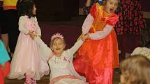 Jarní balónkový karneval v Domě dětí a mládeže Symfonie naučil děti nové tance.