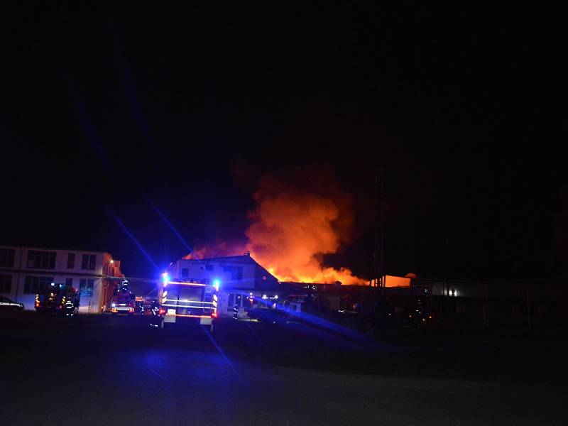 Požár výrobní haly v Lysé nad Labem.