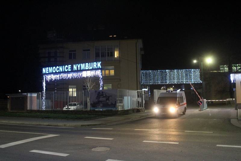 Kromě tradičně krásně nasvíceného centra města evokujícího vánoční atmosféru se tentokrát do světelné parády oblékly i budovy nymburské nemocnice.