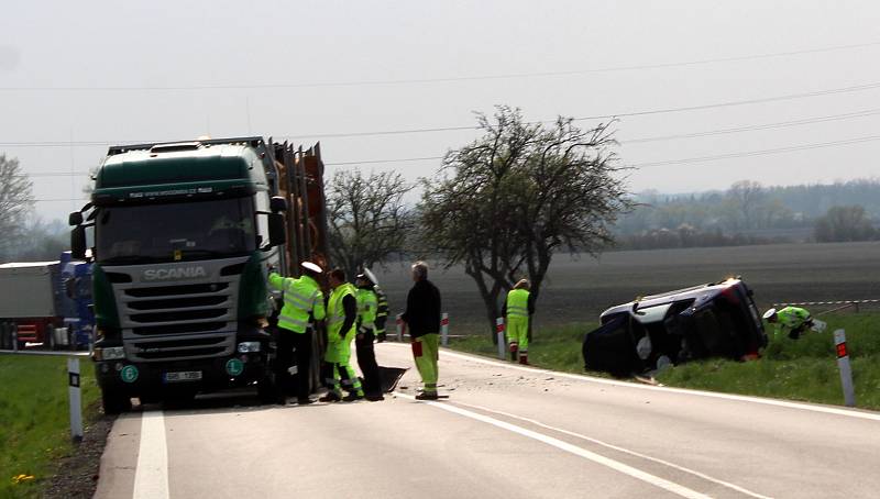 Nehoda u Senic, osobní vůz skončil zdemolovaný v pravém příkopu.