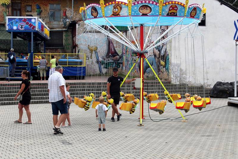 Na lyském výstavišti je k vidění až do neděle výstava Květy a Festival umění. Ve venkovních prostorách jsou připraveny pouťové atrakce.