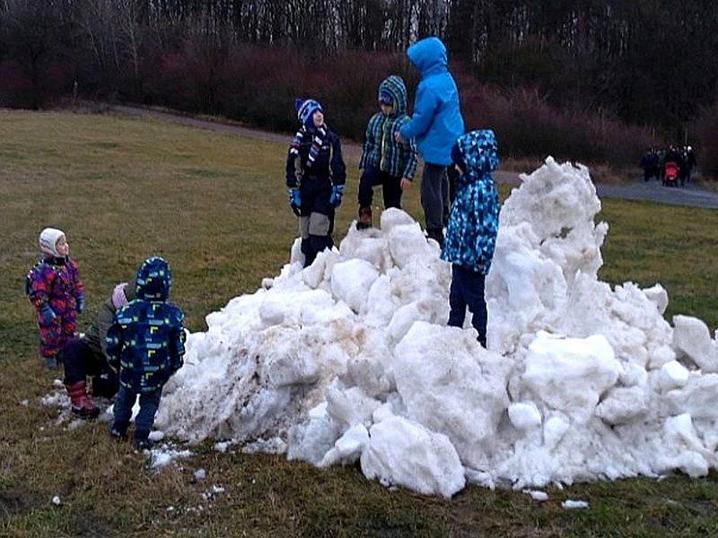 Lidé z Dobšic a okolí znovu vystoupali na Holý vrch.