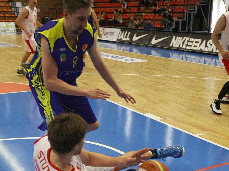 Z basketbalového semifinále NBL Nymburk - Opava (77:66)