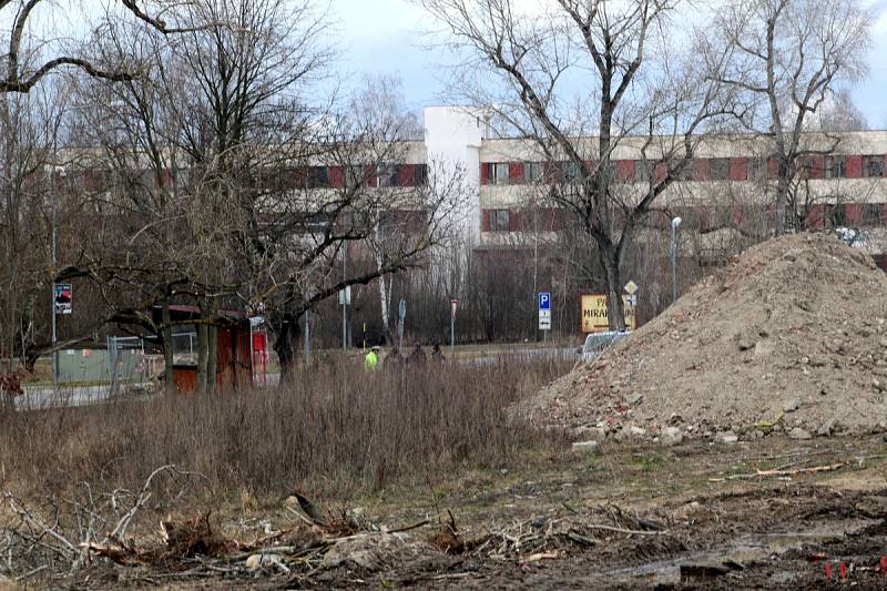 Při výkopových pracích bagr narazil na leteckou pumu u parku Mirakulum. Část obyvatel přilehlých domů byla evakuována.