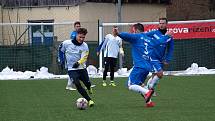 Fotbalisté Poříčan (v modrém) se drželi s divizními Neratovicemi jen šedesát minut. Nakonec prohráli 0:3.