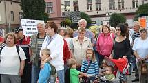 Demonstrace proti zinkovně AZOS na Zálabí.