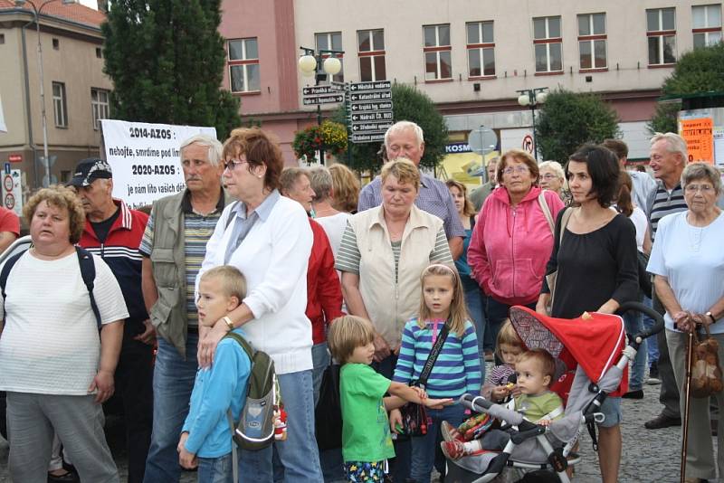 Demonstrace proti zinkovně AZOS na Zálabí.