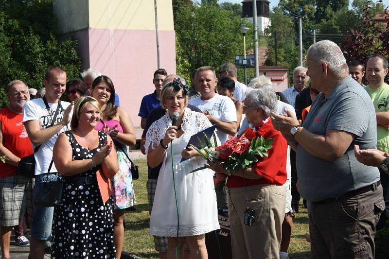 Slavnostní odhalení desky slavnému konstruktérovi Jaroslavu Františku Kochovi ve Mcelích.