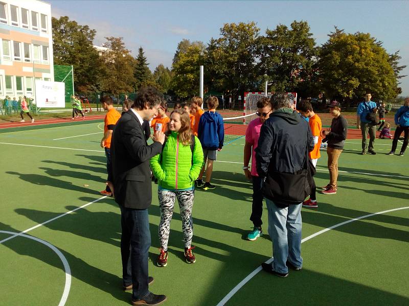 Otevření sportovního hřiště se zúčastnil i mistr světa v kanoistice Martin Fuksa.