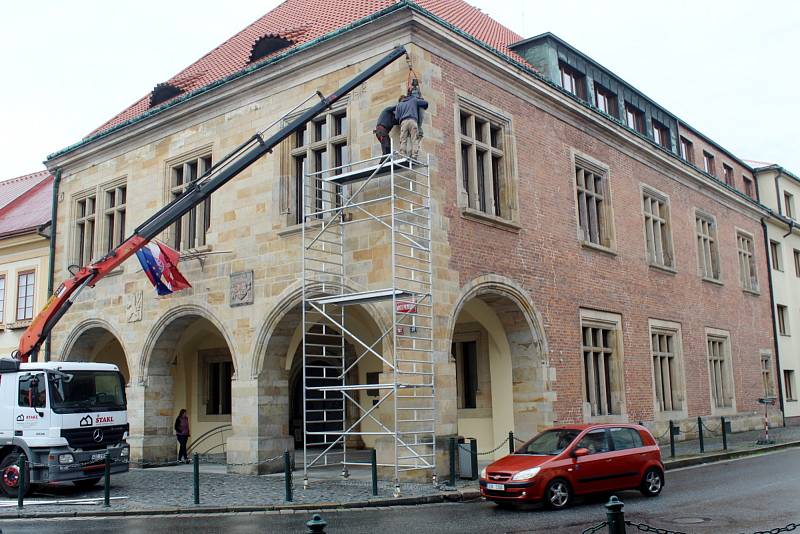 Na své původní místo byla bronzová socha svatého Václava za pomoci jeřábu vrácena ve středu před polednem.