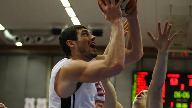 Z basketbalového utkání nejvyšší soutěže mužů Nymburk - USK Praha (83:67)