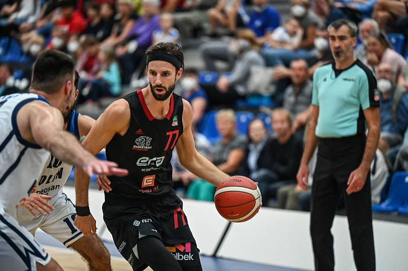 Z basketbalového utkání Kooperativa NBL Kolín - Nymburk (86:91)