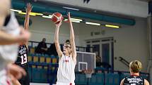 Z basketbalového utkání nadstavbové části extraligy kadetů Nymburk - Jindřichův Hradec (56:50)