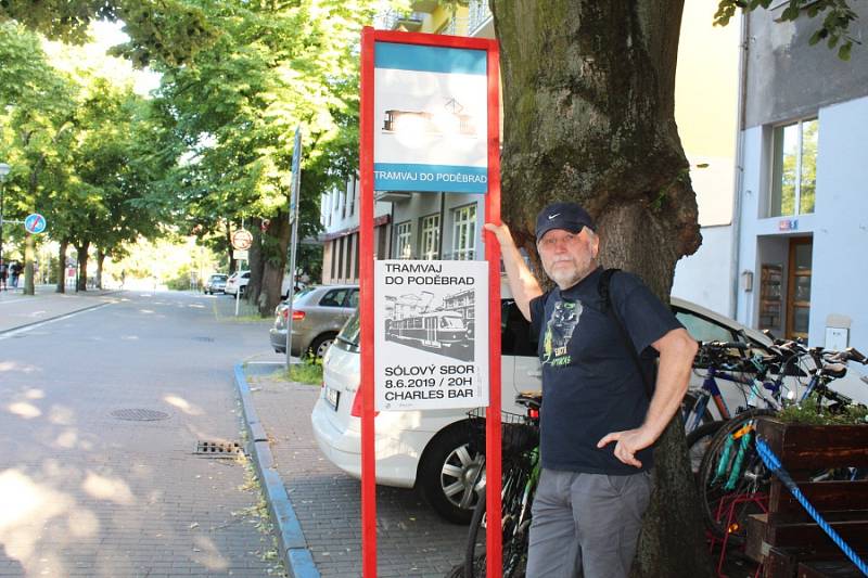 Happeningová akce skupiny Sólový sbor s názvem Tramvaj do Poděbrad pohladila po duši.