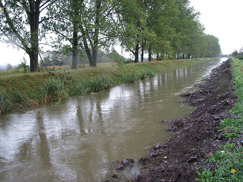 Mrlina v pondělí v deset dopoledne na trase mezi Nymburkem a Vestcerm