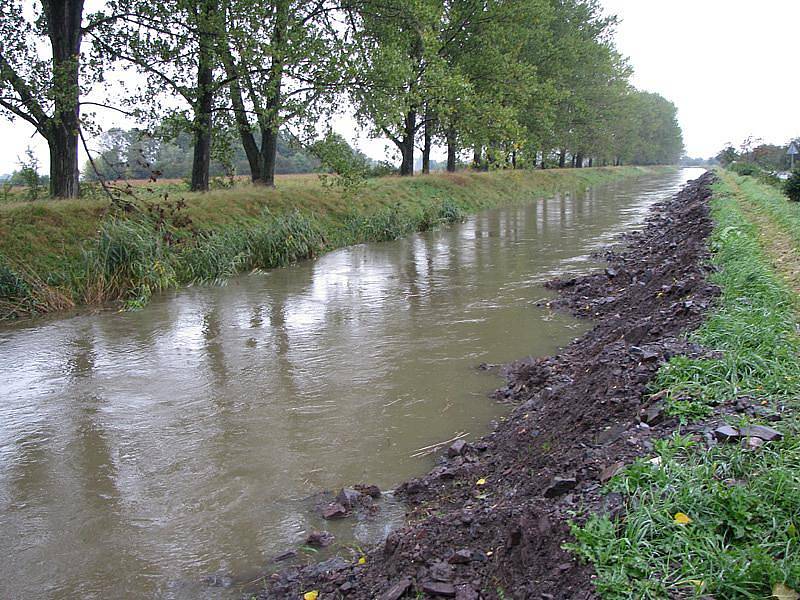 Mrlina v pondělí v deset dopoledne na trase mezi Nymburkem a Vestcerm