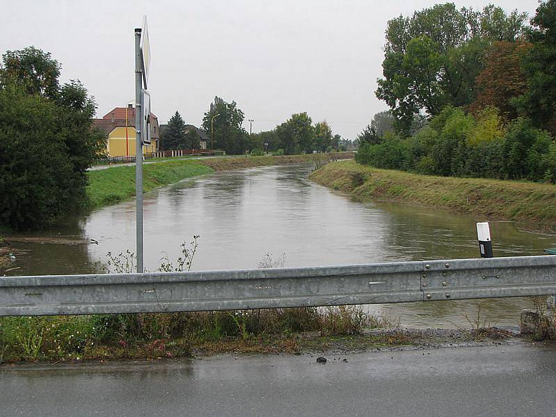 Mrlina v pondělí v deset dopoledne na trase mezi Nymburkem a Vestcerm