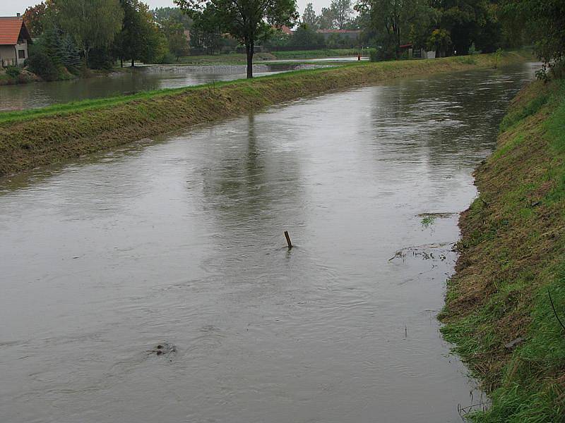 Mrlina v pondělí v deset dopoledne na trase mezi Nymburkem a Vestcerm