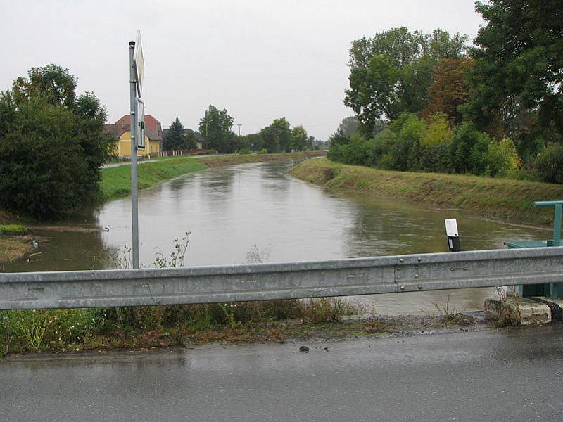 Mrlina v pondělí v deset dopoledne na trase mezi Nymburkem a Vestcerm