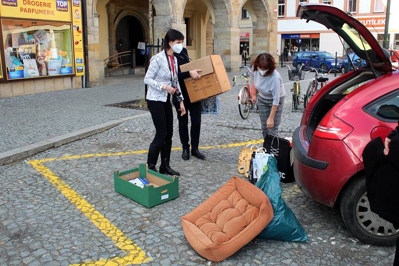 Loňská sbírka na nymburské radnici a převzetí darovaných věcí zástupkyní depozita Catky.