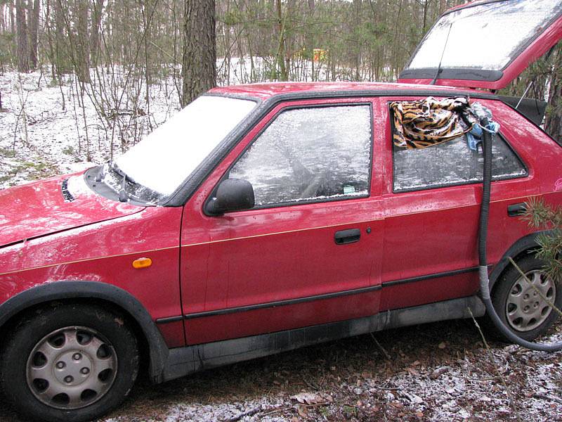 Dva mladí lidé zřejmě spáchali sebevraždu v autě. Hadici nasadili na výfuk a druhý konec utěsnili zadním okýnkem. Auto s dvěma mrtvými bylo nalezeno ve čtvrtek dopoledne v lese nedaleko Osečka