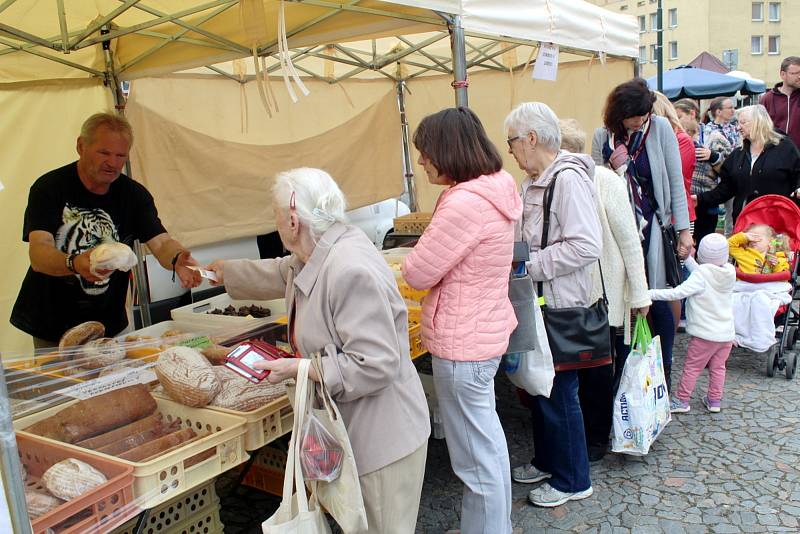 Farmářské trhy na náměstí Přemyslovců v Nymburce.