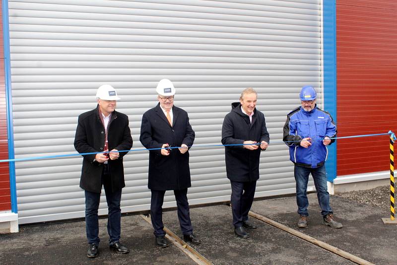 Ze slavnostního otevření nové předávací haly, v níž si zákazníci kontrolují kvalitu nově vyrobených železničních vagónů ve firmě Nymwag v Nymburce.
