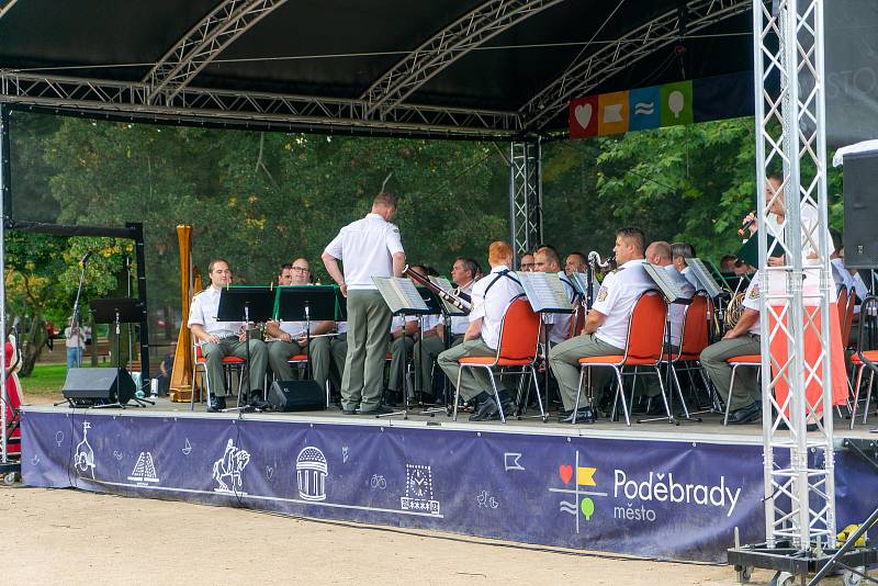 Z koncertu Ústřední hudby Armády České republiky na lázeňské kolonádě.