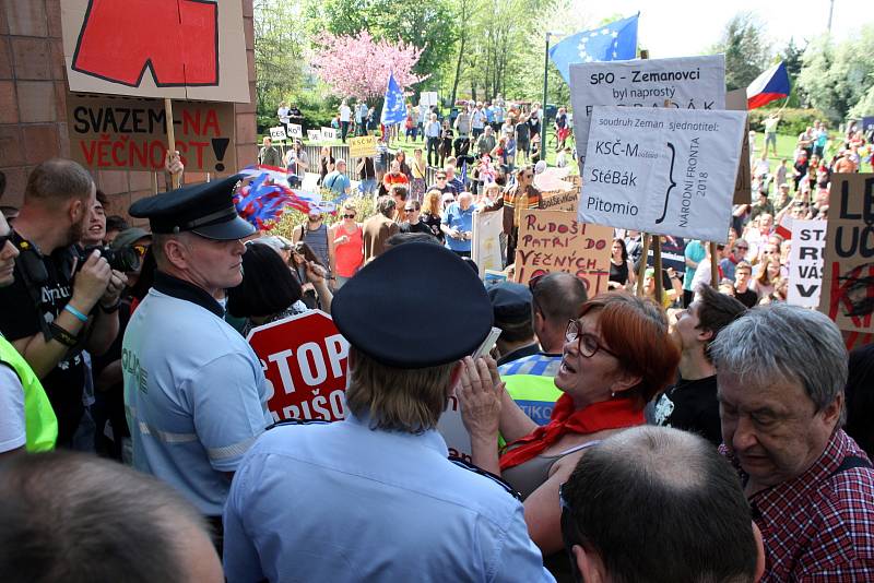 Protesty v Nymburce při jednání sjezdu komunistů a maškarní průvod.